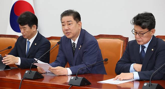 김병기 더불어민주당 대표 직무대행 겸 원내대표(가운데)가 3일 서울 여의도 국회에서 열린 정책조정회의에서 발언하고 있다. ⓒ연합뉴스