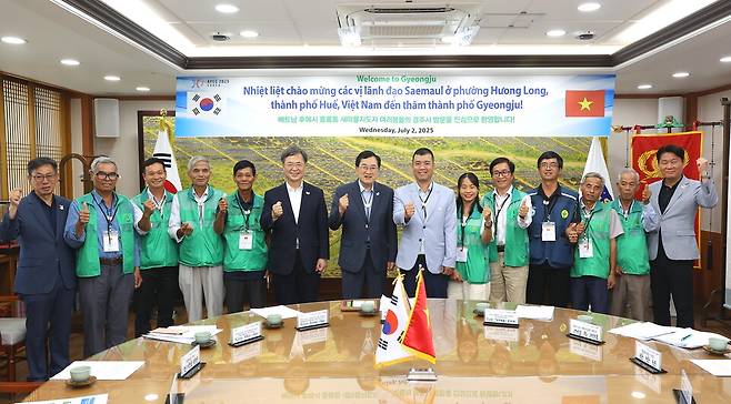 &nbsp; 경주시의 초청으로 5박 6일(6월30~7월 5일) 간의 일정으로&nbsp;경주를 방문하고 있는 베트남 후에시 흥롱마을 새마을 지도자들이 주낙영 경주시장(중앙 오른쪽)과 함께 기념촬영을 하고 있다. ⓒ경주시