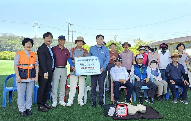 월성원자력본부가 지난 6월&nbsp;30일 경주 감포읍 소재 '동경주 그라운드 골프장'에서 '자동심장충격기(AED)&nbsp;전달식'식을 가진 후 감포읍 주민대표들과 기념촬영을 하고 있다. ⓒ월성원자력본부