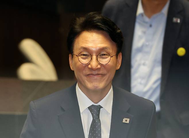 김민석 국무총리 후보자가 3일 국회 본회의에서 자신에 대한 임명동의안 투표를 마치고 이동하고 있다. ⓒ연합뉴스