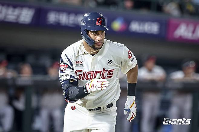 롯데 외국인타자 빅터 레이예스가 1일 사직 LG전에서 안타를 때린 뒤 타구를 바라보고 있다. 레이예스는 2일까지 82경기에서 115안타를 때려 지난해 키움 로니 도슨이 전반기에 작성한 77경기 112안타 기록을 일찌감치 넘어섰다. 올해도 꾸준함을 앞세워 2년 연속 200안타 대기록 달성을 노린다. 사진제공|롯데 자이언츠