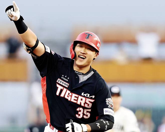 KIA 김석환이 지난달 22일 인천 SSG전 대타로 나와 역전 홈런을 때린 뒤 기뻐하고 있다. KIA 타이거즈 제공