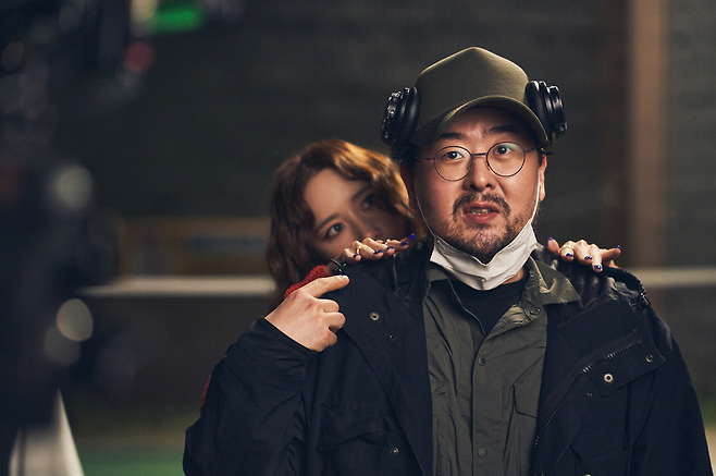 영화 ‘악마가 이사왔다’ 윤아(뒤)와 이상근 감독.