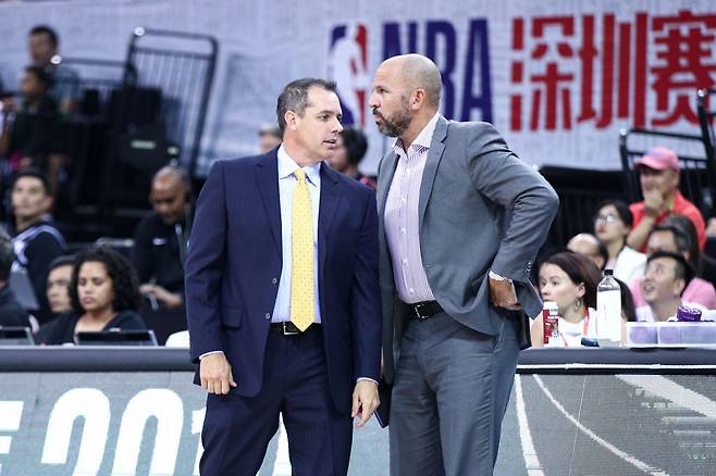 2019년 10월 중국 선전에서 열린 프리시즌 경기 도중 대화를 나누던 LA 레이커스 감독 보겔(왼쪽)과 키드 수석코치. Getty Images코리아