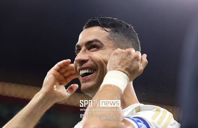 ▲ 곧 불혹을 바라보는 나이가 되면서 은퇴 권유를 듣기도 했던 호날두인데 알 나스르와 천문학적인 연봉으로 재계약을 체결하면서 40세에도 현역으로 뛰게 됐다.