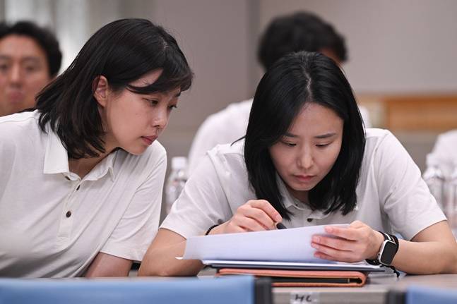 신한은행 최윤아 감독(오른쪽)과 이경은 코치. /사진=WKBL 제공