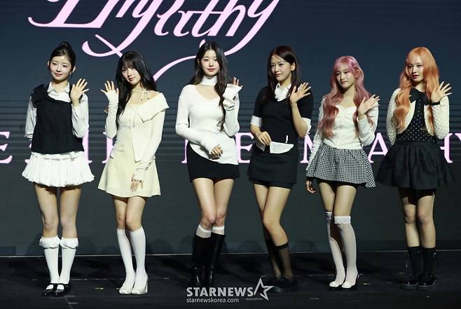 걸그룹 아이브가 3일 오후 서울 여의도 콘래드호텔에서 진행된 세 번째 미니 앨범 ‘아이브 엠파시'(IVE EMPATHY) 발매기념 기자간담회에 참석해 포즈를 취하고 있다. /2024.02.03 /사진=이동훈 photoguy@