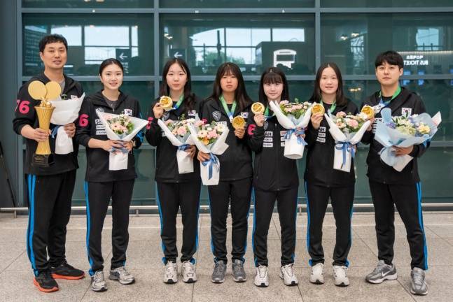 단체전 금메달을 획득한 여자 카데트 대표팀. 왼쪽부터 김원근 감독, 이수빈 코치, 서아영, 김민서, 허예림, 이혜린, 백정흠 코치. /사진=대한탁구협회 제공