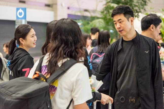 주세혁 감독(맨 오른쪽)이 3일 인천국제공항을 통해 귀국한 한국 청소년 탁구 국가대표팀을 환대하고 있다. /사진=대한탁구협회 제공