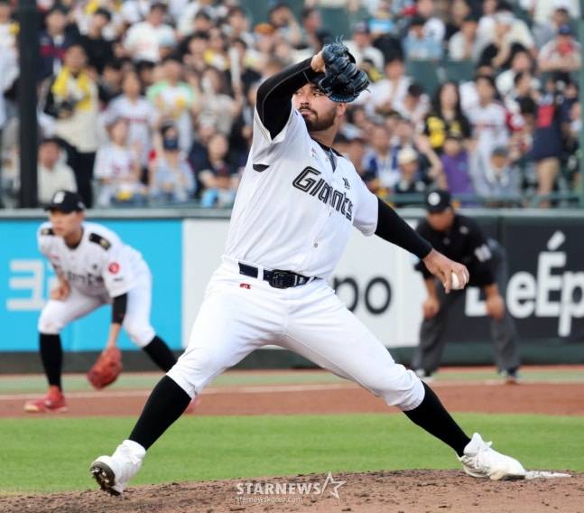 롯데 알렉 감보아가 2일 사직 LG전에서 투구하고 있다. /사진=강영조 선임기자