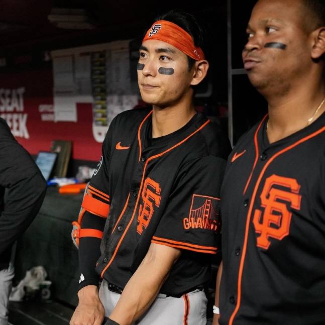 이정후(왼쪽)가 더그아웃에서 경기를 지켜보고 있다. /사진=샌프란시스코 자이언츠 공식 SNS