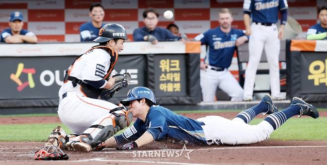 [★화보]이중도루 콜라보 '홈플레이트 제대로 찍어야지!' 박민우