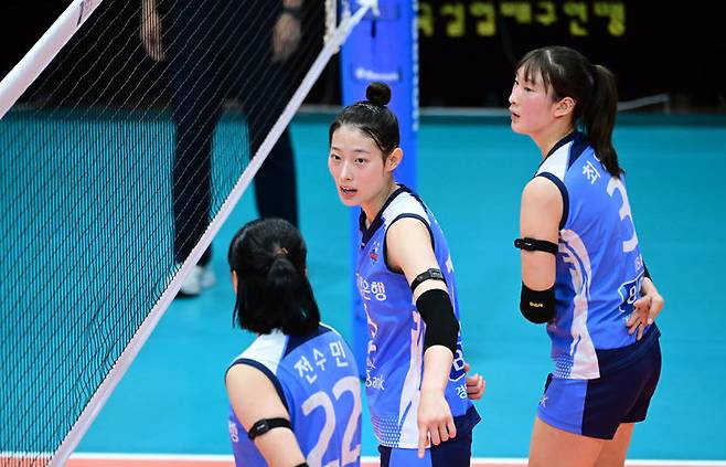 최정민(가운데)이 3일 충북 단양의 단양문화체육센터에서 열린 IBK기업은행 대 페퍼저축은행의 '2025 한국실업배구연맹 & 프로배구 퓨처스 챔프전 조별예선 경기를 펼치고 있다. /사진=KOVO 제공