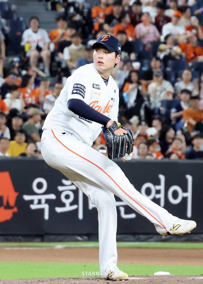 [포토]4회초 엄상백 이어 등판한 조동욱