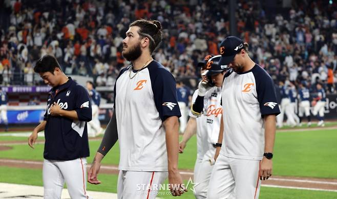 [포토]'회장님도 오셨는데 11회 연장전 무승부라니...'