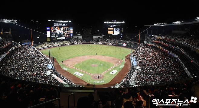 28일 오후 대전한화생명볼파크에서 열린 '2025 신한 SOL Bank KBO리그' 한화 이글스와 KIA 타이거즈의 경기, 만원 관중이 경기를 관람하고 있다. 엑스포츠뉴스 DB