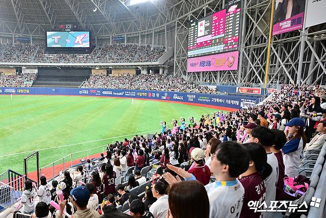 5일 오후 서울 구로구 고척스카이돔에서 열린 '2025 신한 SOL Bank KBO리그' KIA 타이거즈와 키움 히어로즈의 경기, 경기장을 찾은 관중들이 열띤 응원을 선보이고 있다. 엑스포츠뉴스 DB