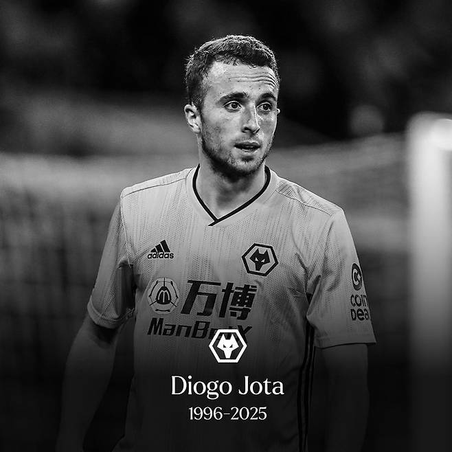 리버풀의 포르투갈 국가대표 공격수 디오고 조타가 교통사고로 사망했다. 향년 28세로, 불과 2주 전 결혼했던 그는 상상하지 못했던 일로 세상을 떠났다. 영국 공영방송 BBC는 3일 '리버풀 스트라이커 조타와 그의 동생인 안드레 실바가 스페인 사모라에서 교통사고를 당해 이날 별세했다'고 보도했다. 조타의 동생인 실바도 포르투갈 2부 구단인 페나피엘에서 현역으로 뛰는 등 프로축구 선수 출신이다. 리버풀 구단과 포르투갈축구협회가 모두 큰 충격에 빠졌으며 유럽 축구계가 모두 그를 추모하고 나섰다. 울버햄프턴 SNS