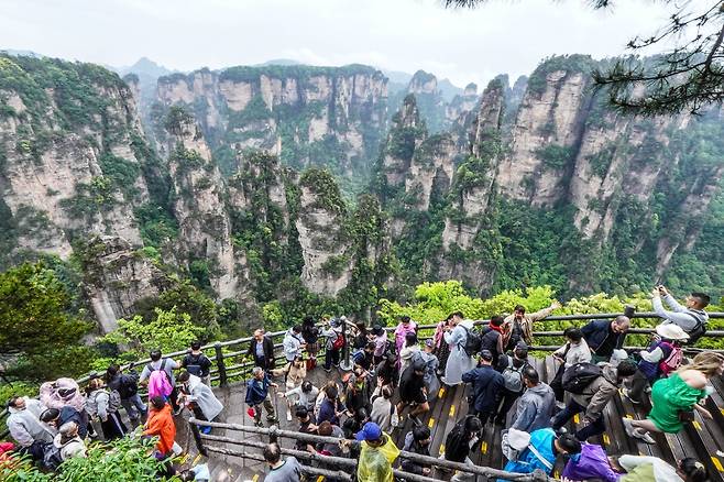 장엄한 봉우리들을 바라볼 수 있는 위안자제 탐방로 [사진/백승렬 기자]