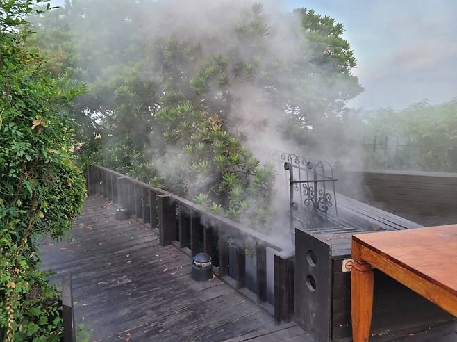 3일 화재가 발생한 제주 중문관광단지 한 호텔 [제주도 소방안전본부 제공. 재판매 및 DB 금지]