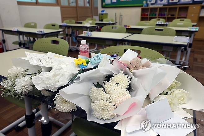 지난달 아파트 화재로 숨진 자매 추모 공간 (부산=연합뉴스) 박성제 기자 = 지난달 아파트 화재로 숨진 자매가 다닌 부산진구의 한 초등학교 교실 책상에 학생들이 보낸 선물과 편지가 올려져 있다.[연합뉴스 자료사진]