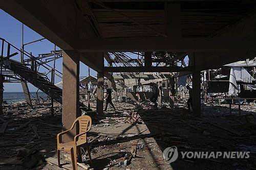 이스라엘 공습에 파괴된 가자 카페  [AP 연합뉴스. 재판매 및 DB 금지]