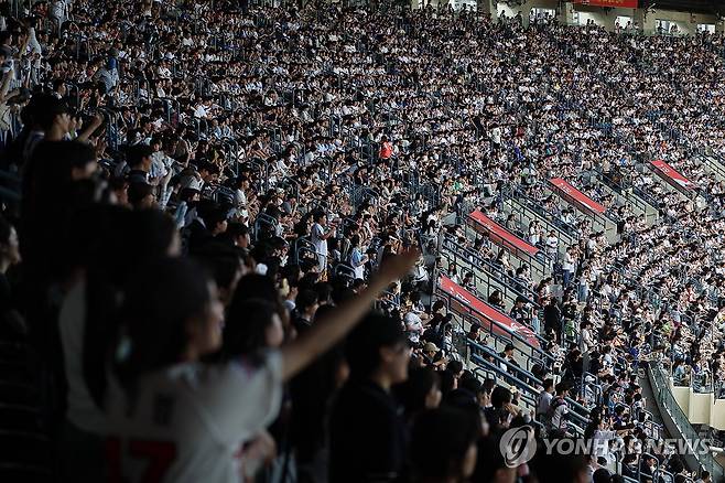 역대 최소 경기 700만명 관중 돌파 앞둔 프로야구 (서울=연합뉴스) 임화영 기자 = 프로야구 역대 최소 경기 700만명 관중 돌파를 앞둔 2일 서울 잠실야구장이 삼성 라이온즈와 두산 베어스의 경기를 찾은 관중들로 가득 차 있다.
    프로야구 최소 경기 700만 관중 기록은 지난해 작성된 487경기이며, 이번 시즌은 지난해보다도 훨씬 빠르게 700만 관중을 돌파할 참이다. 2025.7.2 hwayoung7@yna.co.kr