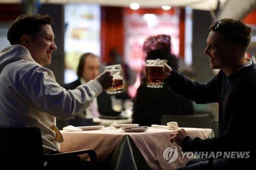 스페인 마드리드의 한 술집에서 건배하고 있는 젊은이들 [EPA 연합뉴스 자료사진]