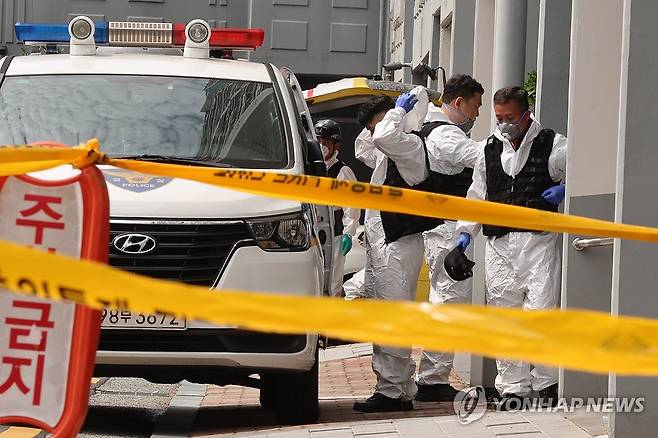 화재 현장 감식 나서는 경찰 (부산=연합뉴스) 강선배 기자 = 어린이 2명이 숨진 부산 기장군의 한 아파트 6층 화재 현장에서 3일 오전 합동 감식에 나선 경찰 과학수사 요원들이 화재 현장으로 들어가고 있다. 2025.7.3 sbkang@yna.co.kr