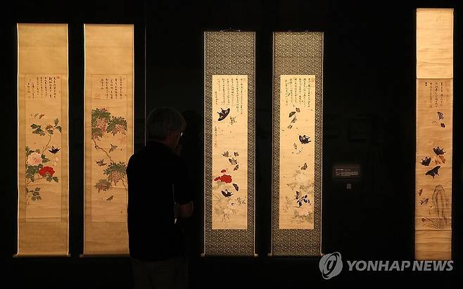 광복 80주년 석주명 특별전 (제주=연합뉴스) 박지호 기자 = 3일 오전 제주시 건입동 국립제주박물관에서 열린 '제주에 나빌레라-광복 80주년 기념 석주명 특별전' 언론 공개회에서 참석자들이 전시물을 살펴보고 있다.
    석주명의 나비와 제주학 주요 저서, 남계우의 나비 그림, 나비 공예품 등을 모은 이 전시는 4일 개막해 10월 19일까지 이어진다.  2025.7.3 jihopark@yna.co.kr
