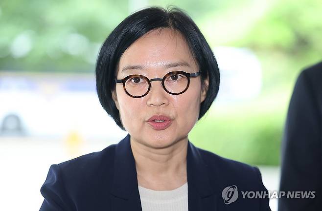 질문에 답변하는 한성숙 중기부장관 후보자 (서울=연합뉴스) 김성민 기자 = 한성숙 중소벤처기업부 장관 후보자가 26일 서울 영등포구 중소기업기술정보진흥원 수도권평가실에 마련된 인사청문회 준비 사무실로 출근하며 취재진 질문에 답하고 있다. 2025.6.26 ksm7976@yna.co.kr
