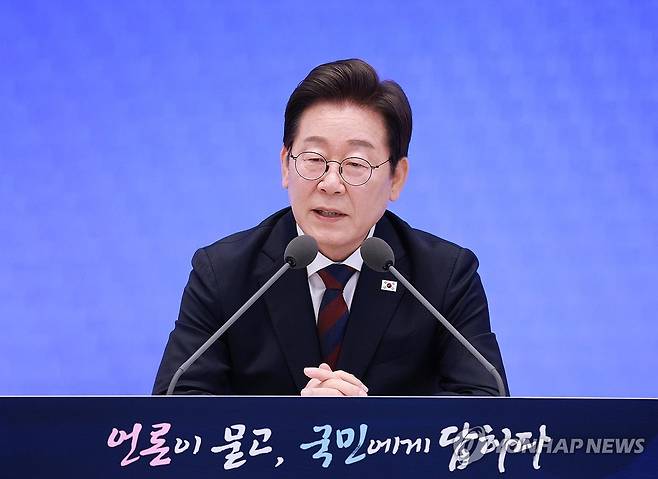 이재명 대통령, 취임 30일 기자회견 (서울=연합뉴스) 한상균 기자 = 이재명 대통령이 3일 청와대 영빈관에서 '대통령의 30일, 언론이 묻고 국민에게 답하다' 기자회견을 하고 있다. 2025.7.3 [대통령실통신사진기자단] xyz@yna.co.kr