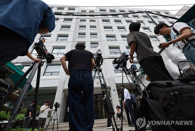 김건희 특검팀, 삼부토건 압수수색 (서울=연합뉴스) 신현우 기자 = 윤석열 전 대통령 배우자 김건희 여사를 둘러싼 각종 의혹을 수사하는 민중기 특별검사팀이 삼부토건에 대해 압수수색에 나선 3일 서울 종로구 삼부토건이 입주한 건물 앞에 취재진이 대기하고 있다.
    민 특검 임명 뒤 처음 벌이는 강제수사이며 삼부토건 주가조작에 김 여사가 개입됐다는 의혹을 파헤치기 위한 것으로 풀이된다. 2025.7.3 nowwego@yna.co.kr