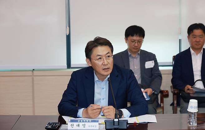 가계부채 점검회의 권대영 금융위원회 사무처장이 3일 오후 서울 종로구 정부서울청사에서 개최한 가계부채점검회의에서 기획재정부, 국토교통부, 국세정, 한국은행, 금융감독원, 서울시 등 관계기관과 은행연합회, 제2금융권협회, 5대 시중은행, 주택금융공사(HF)·주택도시보증공사(HUG)·서울보증보험(SGI) 등과 함께 최근 발표된 가계부채 관리 강화 방안 시행 후 이행상황, 일선 창구 동향, 부동산 불법·탈법·이상거래 집중 점검 방안 등에 대해 논의했다. [금융위 제공]