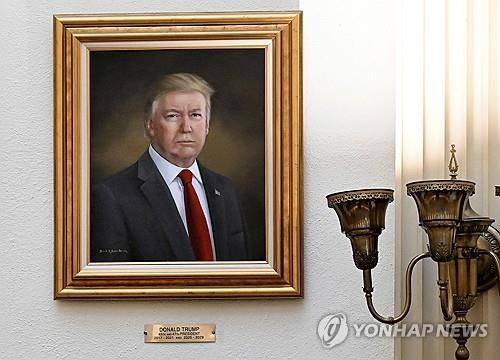 올해 3월까지 콜로라도주 주의사당에 걸려 있었던 트럼프 대통령의 기존 초상화  [AP=연합뉴스 자료사진. 재판매 및 DB 금지]