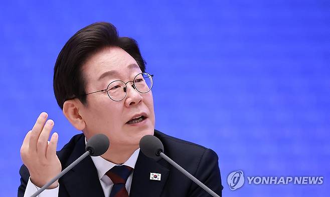 답변하는 이재명 대통령 (서울=연합뉴스) 홍해인 기자 = 이재명 대통령이 3일 청와대 영빈관에서 '대통령의 30일, 언론이 묻고 국민에게 답하다' 기자회견을 하며 취재진 질문에 답하고 있다. 2025.7.3 hihong@yna.co.kr