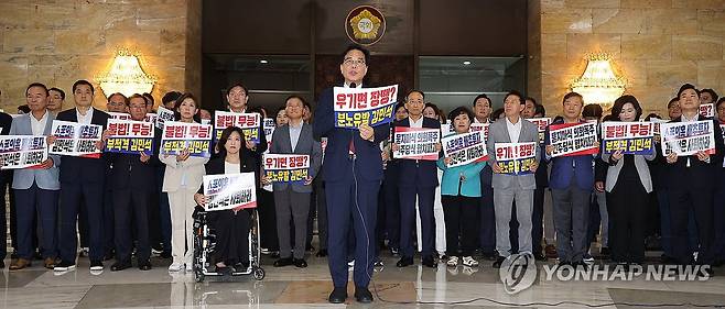 규탄 발언하는 송언석 비대위원장 겸 원내대표 (서울=연합뉴스) 김주형 기자 = 국민의힘 송언석 비상대책위원장 겸 원내대표와 의원들이 본회의가 열리고 있는 3일 서울 여의도 국회 로텐더홀에서 김민석 국무총리 후보자 임명동의안 등을 규탄하고 있다. 2025.7.3 kjhpress@yna.co.kr