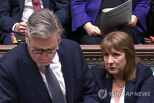 2일(현지시간) 키어 스타머 총리와 레이철 리브스 재무장관(오른쪽) [AFP 연합뉴스. 영국 의회녹화부서(PRU) 방송화면 캡처 ]