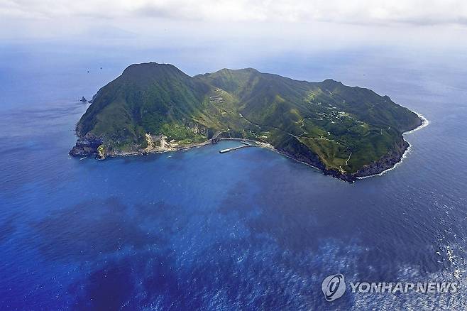 지진 잇따르는 일본 도카라 열도 (도쿄 교도=연합뉴스) 일본 규슈 가고시마현 도카라 열도에서 지난달 하순 이후 발생한 소규모 지진이 3일 1천 회를 넘었다고 일본 언론이 보도했다. 사진은 도카라 열도의 섬인 아쿠세키지마(惡石島). 2025.7.3 photo@yna.co.kr