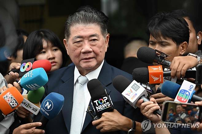 태국 총리 직무대행을 맡은 품탐 웨차야차이 부총리 겸 내무부 장관 (방콕 AFP=연합뉴스) 3일(현지시간) 방콕 정부청사에서 태국 총리 직무대행을 맡은 품탐 웨차야차이 부총리 겸 내무부 장관이 기자 질문에 답하고 있다. 2025.07.03