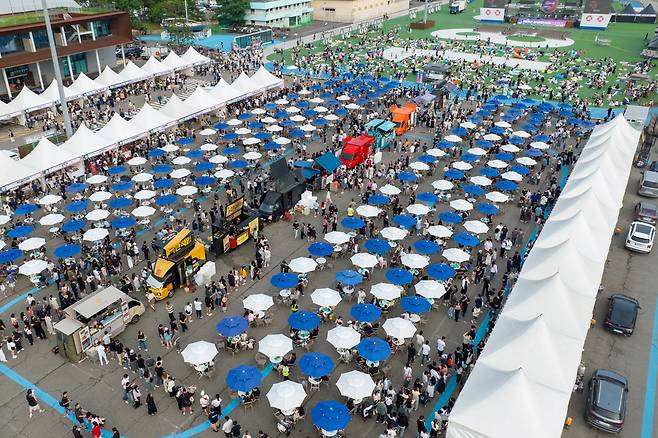 ▲인천 중구 상상플랫폼 1·8부두 개항광장에서 열린 '1883 상상플랫폼 야시장' 전경. /사진제공=인천관광공사