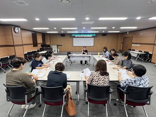 의정부시가 시청 인재양성교육장에서 '장애인 전담 민관협의체 교육'을 진행했다. 사진=의정부시청