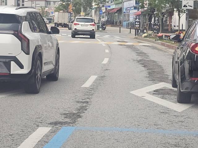 충주시 호암동 풍경채 아파트 앞 도로가 심하게 파손되어 있는 모습이다.사진=김의상 기자