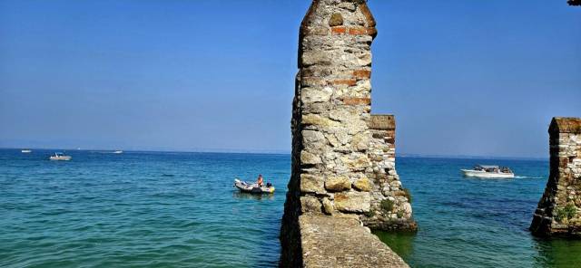 지중해의 햇살은 유백색 대리석을 닮았다. 바닷물에 닿으면 세상에서 가장 비싼 돌로 불리는