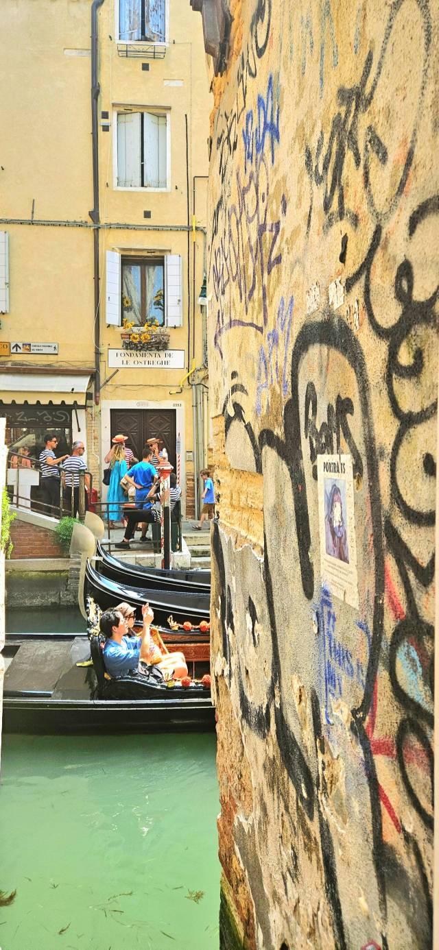 베니스의 한 수로에서 포착한 망중한.