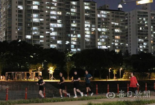 대구 지역 낮 최고기온이 36도까지 치솟은 지난 3일 한밤에도 수은주가 내려가지 않자 시민들이 수성구 희망교~대봉교 주변 신천둔치에서 바람을 맞으며 무더위를 식히고 있다. 정운철 기자 woon@imaeil.com