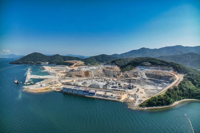 SK오션플랜트가 1조 1530억 원 투입해 조성 중인 동해면 양촌·용정일반산업단지. 경남 제1호 기회발전특구로 지정돼 지역 경제를 이끌 새로운 성장동력이 될 전망이다. SK오션플랜트 제공