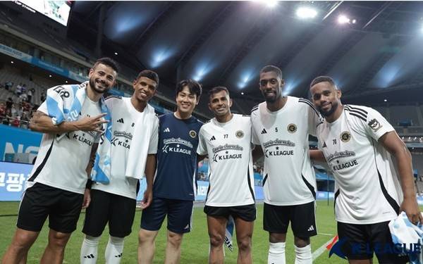 지난해 7월 30일 진행된 팀K리그 오픈트레이닝에서 제주 이탈로(사진 왼쪽 5번째)가 세징야, 오베르단, 완델손 등 팀 K리그 선수들과 기념 사진 촬영을 하고 있다 (사진=한국프로축구연맹)