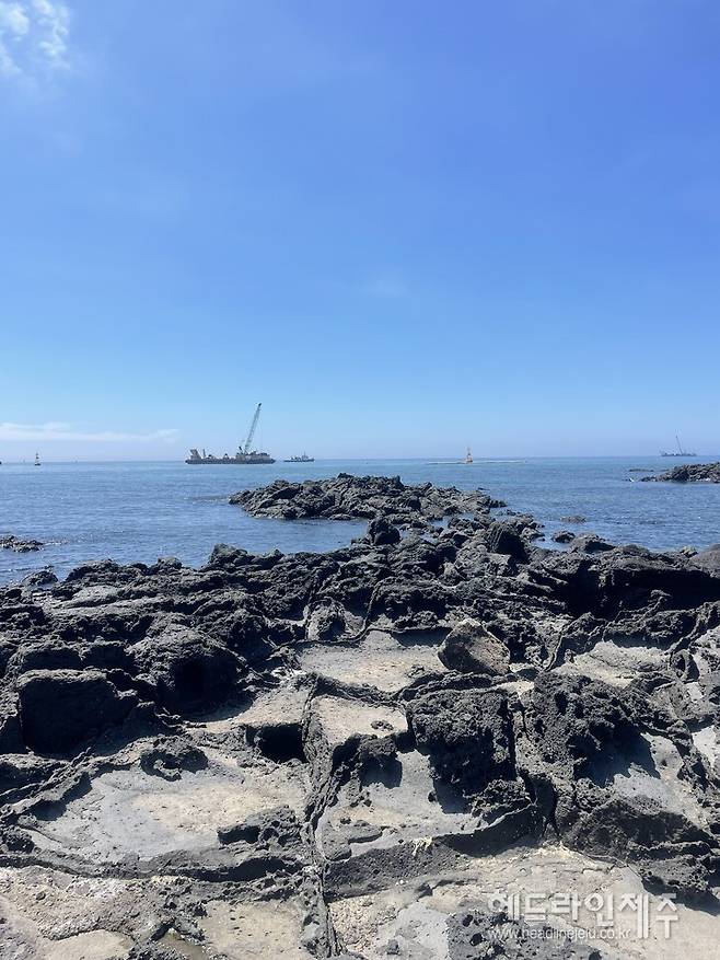 뜨거워지는 제주 바다. 지구온난화와 개발 바람 등으로 해안가의 해조류 서식환경은 갈수록 황폐화되고 있다. 사진은 제주시 도두동 해안 전경. ⓒ헤드라인제주