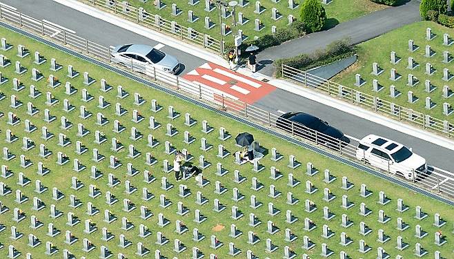 [임실=뉴시스] 김얼 기자 = 추석 연휴 마지막 날인 18일 전북 임실군 호국원을 찾은 성묘객들이 성묘를 하고 있다. (촬영협조=전북경찰청 항공대 항공대장 윤충한 경감, 김민수 경위, 박순호 경위) 2024.09.18. pmkeul@newsis.com